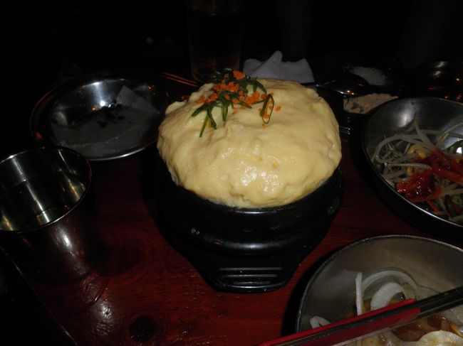 「ケランチム」といいます。韓国風茶碗蒸しです。こんな大きくふっくらしたのは初めてです。卵がとても繊細で、ホクホク感がたまりません。