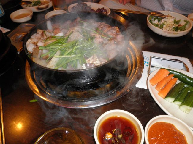 極上牛のホルモンです。やや値は張りますが、味は絶品。やわらかく肉に味があり、こんなにおいしいホルモンは初めてです。ここも、また行きたいです(イゴド、トカゴシッポッヨ)。