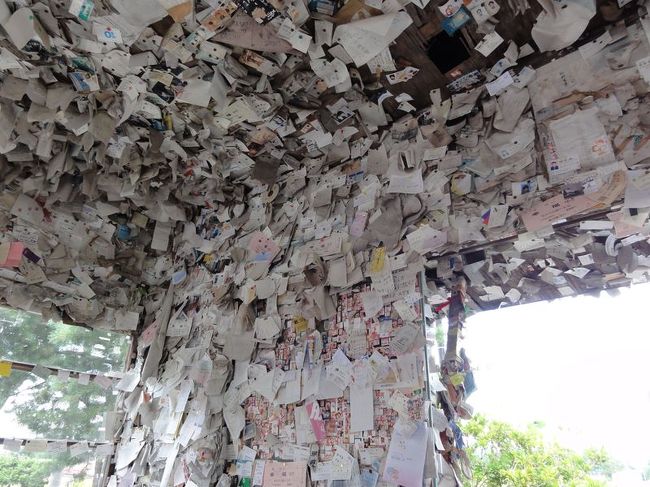 幸福駅舎内には、名刺などを貼り付ける人多数です。