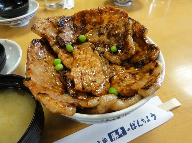 本日のランチは帯広駅から徒歩数分の豚丼のぱんちょうという有名店へ。<br /><br />注文したのは一番豚の料が多い、豚丼（華）1250円となめこ汁200円<br />高い……。<br /><br />しかし、豚がちょーやわらかい。美味いです。<br />しかし、開店前にすでに列ができています。<br />開店前に行ったので1回目のローテーションに入れましたが、それを逃すと、外でそこそこ並ぶはめになりそうです。