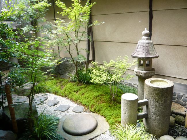 トイレに立ったついでに中庭（坪庭）を撮りました。<br /><br />『Ristorante 美郷』は雰囲気もサービスも料理もとても満足できるレストランでした。<br />また来てみたいと思うお店です。<br /><br />"to be continued"