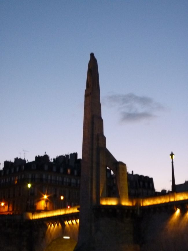 トゥールネル橋<br />パリの守護聖女サント・ジェヌヴィーエヴの石像