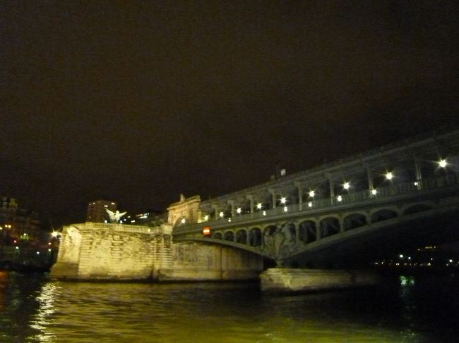 ビル・アケム橋<br />上をメトロ6号線<br />下を歩行者が通ります