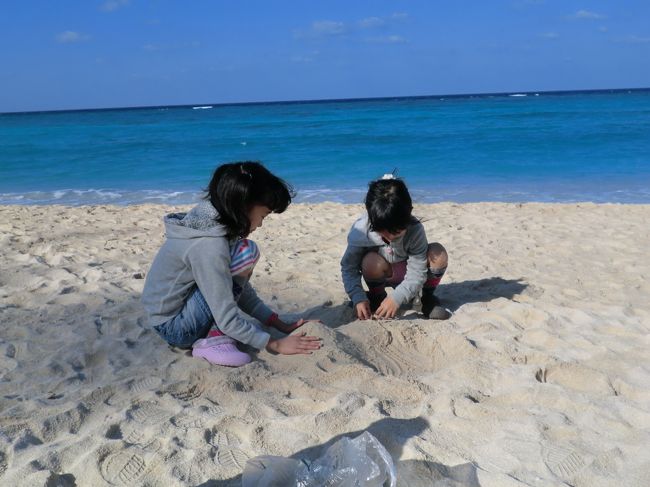 まず、海辺を少し散歩して。滞在中、日が射す時もありましたが、終始風が強かったです。<br /><br />いきなり　砂遊び。肌寒いくらい子供は平気なんですね。