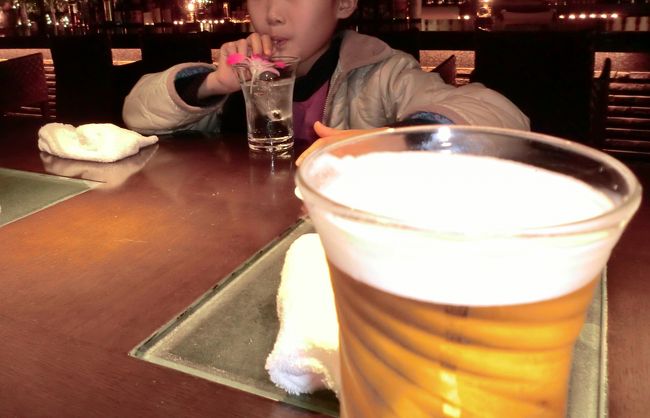 この日の夕食は、ルームサービスで軽く食べ、その後泡盛バー「抱瓶」に行きました。<br /><br />本当は子供はダメなんでしょうが、営業開始直後にささっと入れていただきました。<br /><br />パパは当然泡盛を、ママはビールをいただきました。おつまみはチップスや鳥肝のこしょういため。<br />和製トム・クルーズみたいなお兄さんに「子供にはお水をください」とお願いすると、かわいい花が挿してあって・・・。子供ながら、乙女心を打ち抜かれていました。（笑）