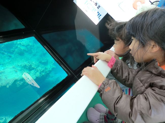 子供は楽しそう・・・。でも、前日からの強風で船は大揺れ。ガイドの方がポイントごとにいろいろ説明をしてくれました。私は珍しく船酔いで、内心「早く終わって〜」。