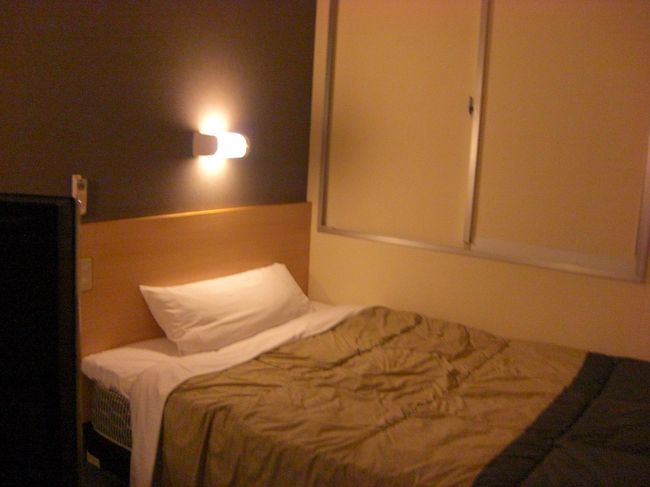 室内はちょっと狭いシングルルーム。ここは温泉がありません。