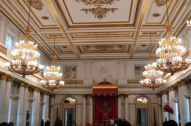 聖ゲオルギウスの間<br />正面中央の壇上には王座があります