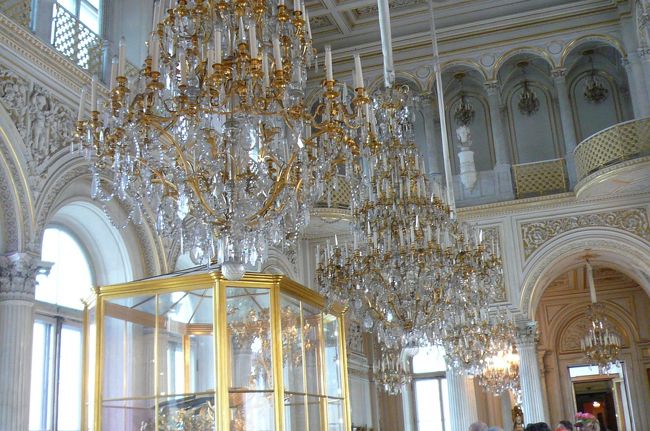 パビリオンの間のシャンデリア