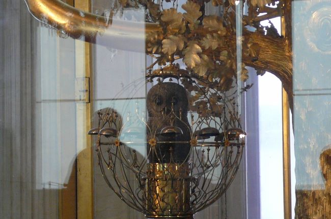 パビリオンの間の孔雀時計のフクロウ