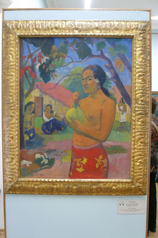 ゴーギャン<br />果実も持つ女