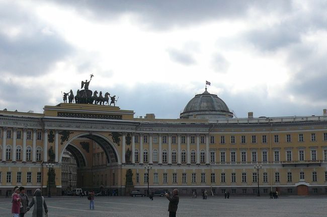 エルミタージュ美術館に面して建つ旧参謀本部と凱旋門