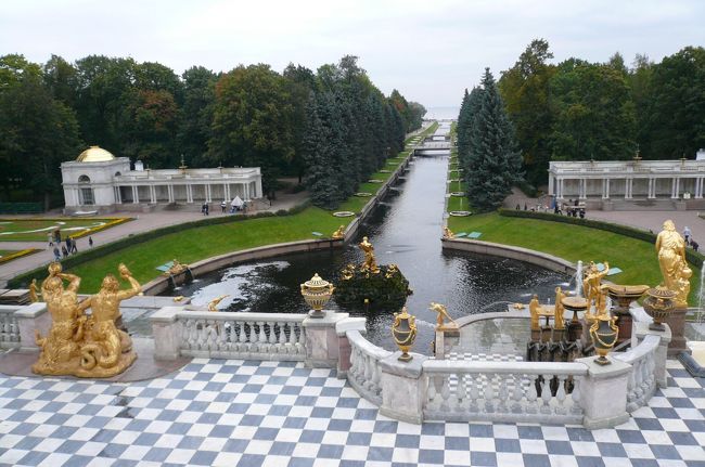 ピョートル大帝夏の宮殿<br />奥はフィンランド湾