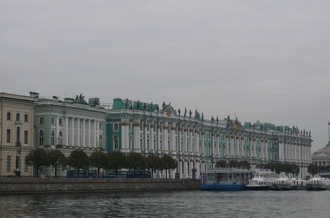 ネヴァ河から見たエルミタージュ美術館