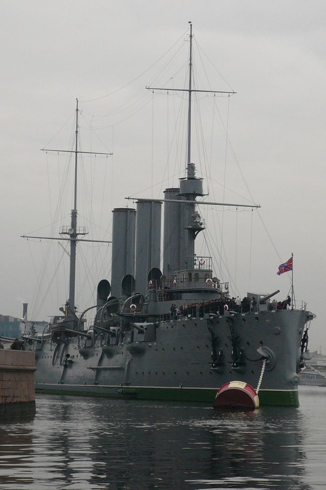 ネヴァ河に係留されている巡洋艦オーロラ号