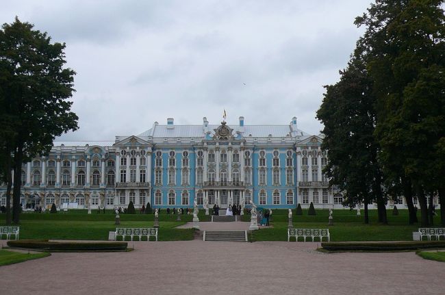 庭から見たエカテリーナ宮殿