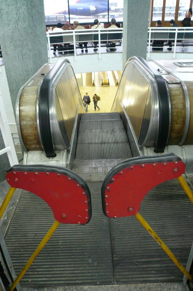 サンクトペテルブルクからモスクワへ移動<br />動いていないエスカレーター