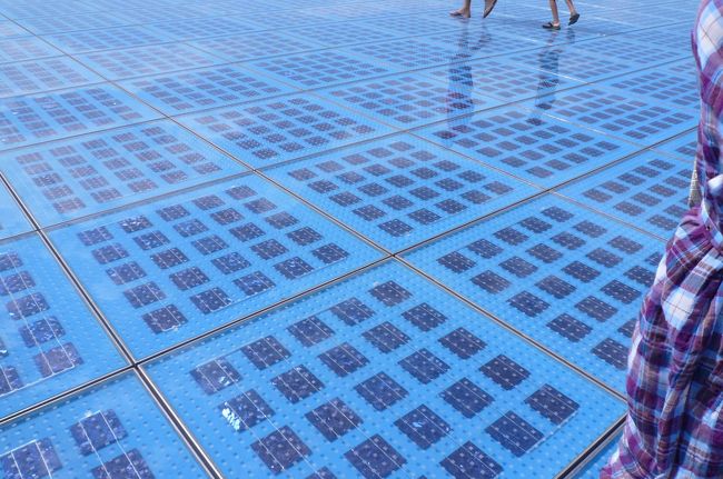 海辺にあったソーラーパネル