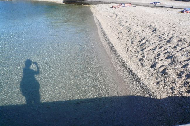 4日目<br />ホテル前の海岸で<br />アドリア海きれいです