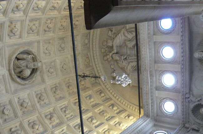 聖ロヴロ大聖堂内部