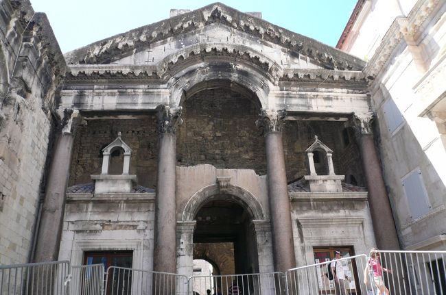 宮殿の中庭だったペリスティル