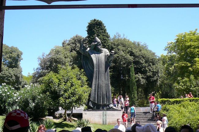 グルグール・ニンスキの像