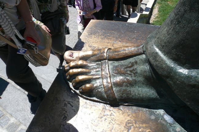 左足の親指に触れると願いが叶うとか