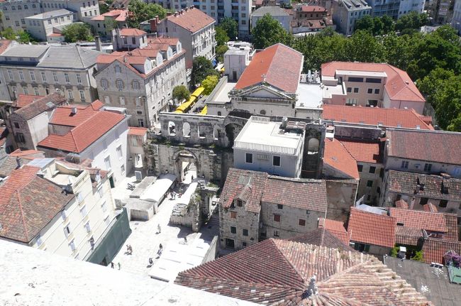 鐘楼からの眺め<br />銀の門