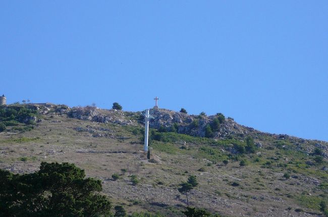 スルジ山<br />奥の十字架は、ナポレオンから贈られたもの<br />ロープウェイまだ破壊されたまま