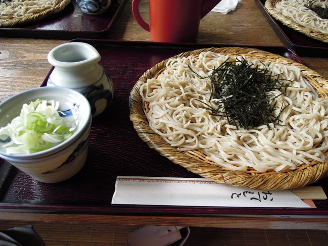 愛知の実家から車で4時間半ほど。<br />白馬に到着。<br />涼しくて気持ちいいです。<br />「松庵」というおそばやでランチ。