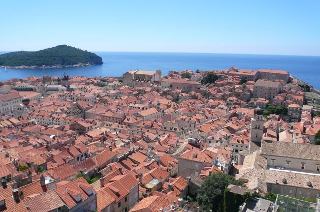 城壁からみたロクルム島とオレンジの屋根