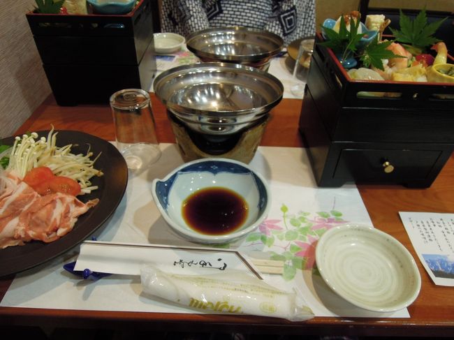 夕食。<br />これ以外にもてんぷらとかお造りなども出てきて食べきれないくらいでした。<br />