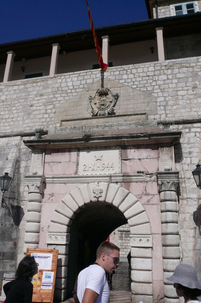 海の門から旧市街へ<br />町には3つの門があります<br />川の門、グルディッチ門、海の門<br />