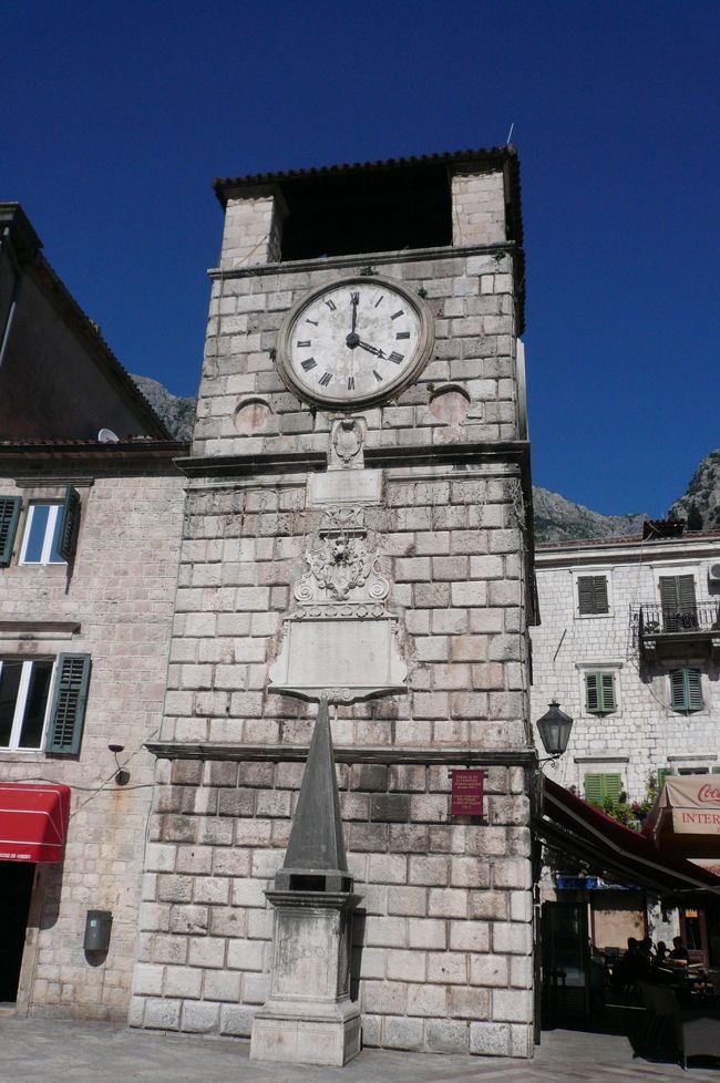 門を入ると目の前に町の時計塔があります<br />