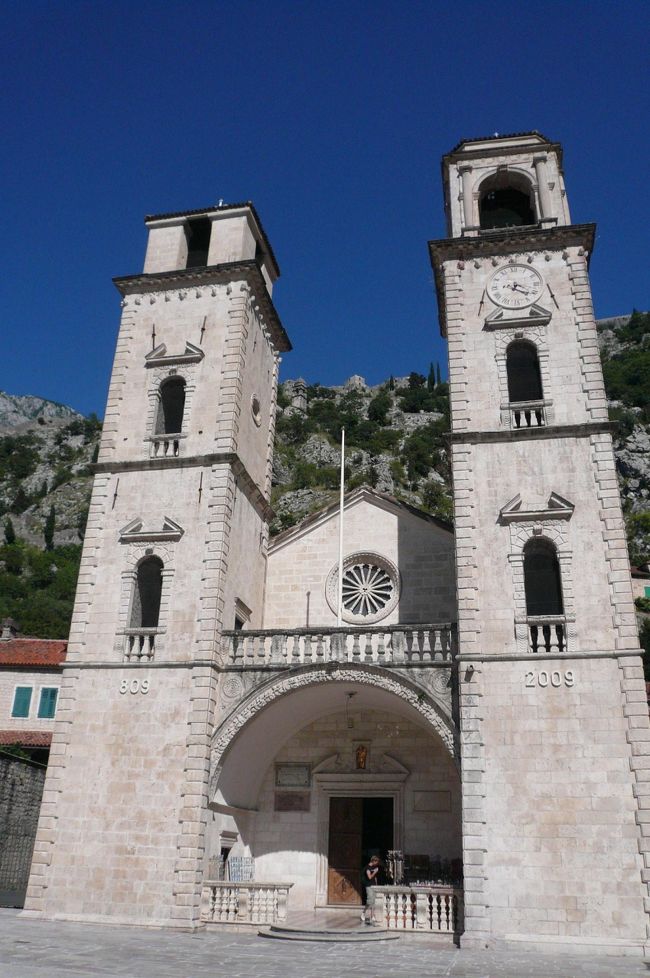 聖トリプン大聖堂（1166年）<br />2つの鐘楼を持ち、コトルでは一番古い教会<br />教会内部は、20人の聖人のレリーフがあり、<br />柱の上には14世紀に描かれたフレスコ画が残っています<br />