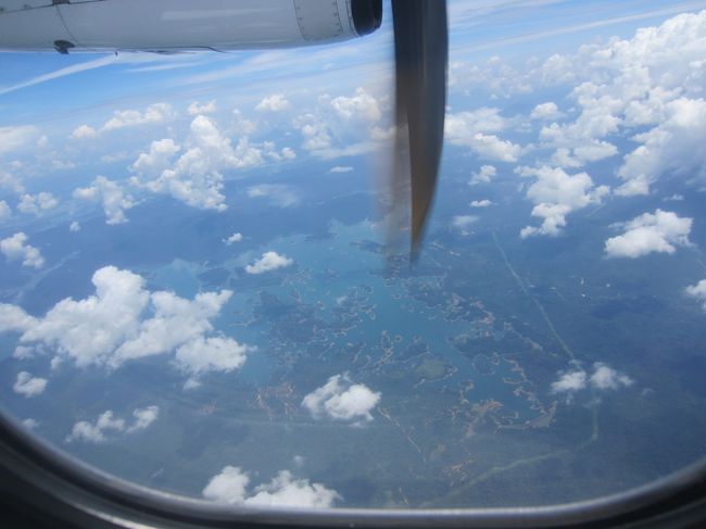 出発はチャンギ空港のバジェットターミナルから。<br />去年のティオマン島へはセレター飛行場からだったので、今回は楽チンでした。プロペラ機からみえたのはマレーシアのジャングルのような河。もうすぐ到着です。