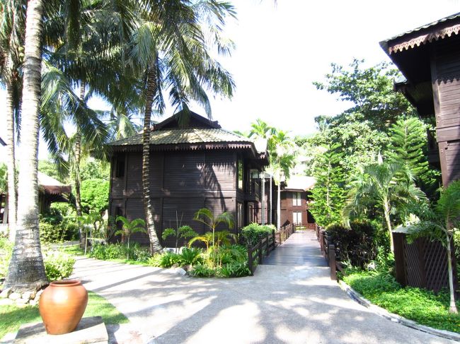 シャレータイプの部屋１室しか空きがなかったのですが、見た目より中は改装されていてきれいでした。ティオマンのホテルとは同じ系列ながらまったく違う印象でした。