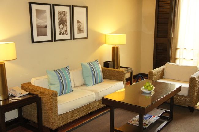 リビングルームがわかれているスイートタイプの部屋でした。広々〜。モダンなインテリアですね。