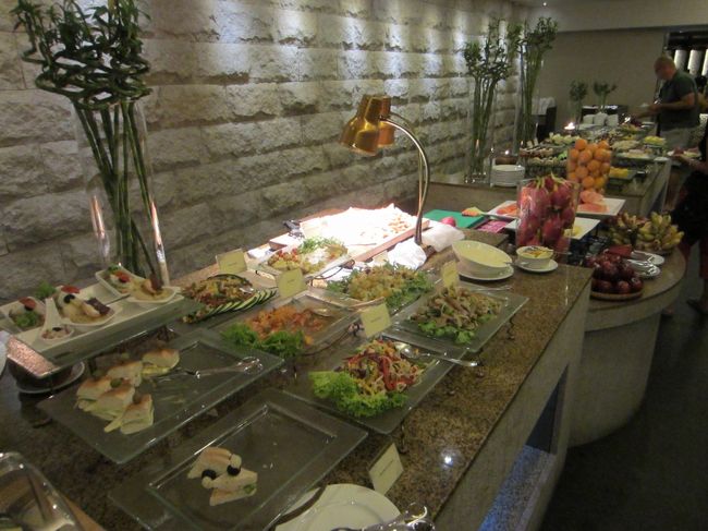 夕食はほとんどビュッフェ形式のレストランへ。写真以外にもおなべが並んだコーナーも充実していました。