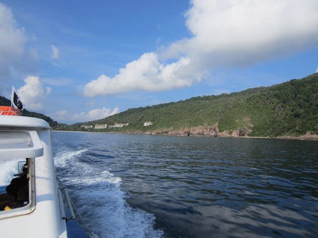 最終日にはアイランドホッピングのシュノーケルツアーへ。ムスメも浮き輪に乗って参加です！