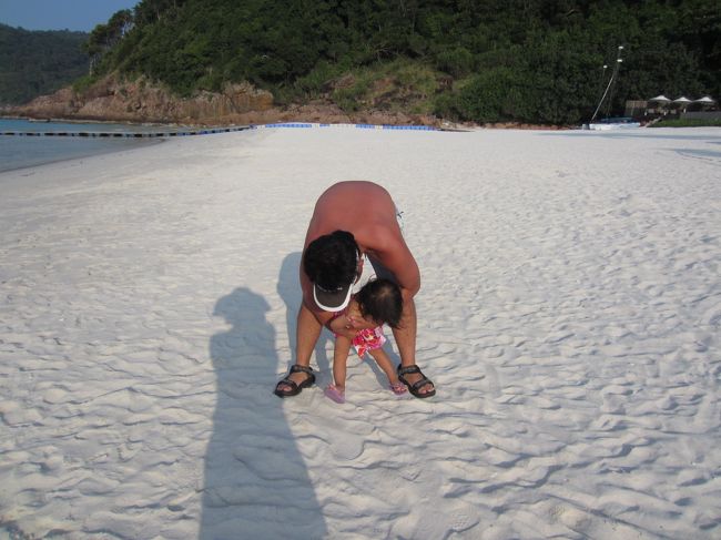 １歳半のむすめは砂浜の砂がきらいになってしまったみたいで、どうしても歩こうとしませんでした。