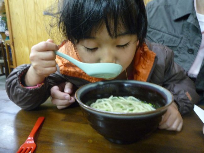 寝ぼけた娘も　飛びつくおいしさ。<br />そばのだしを飲んで、娘が「やさしい味がする」と。