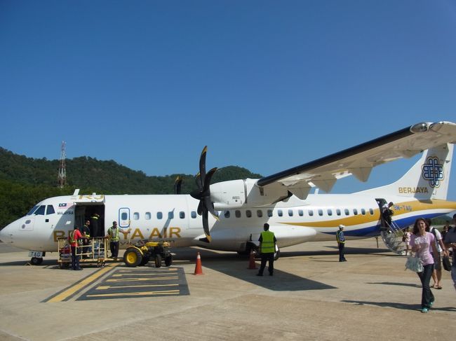 飛行機の全体図。４×２０列くらいしか乗れません。