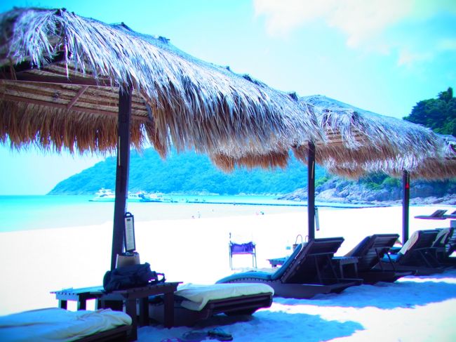 ホテル前のビーチ、きれいです。<br />デッキチェアは朝早いうちにみんながタオルをおくので<br />なくなります。　