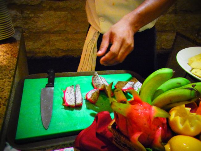 ２日目はバイキングへ。子どもはケーキなどもあるこちらのほうがいいかも。でも食べない我が家は元が取れません。<br />パスタ３種類、チーズなど種類はいろいろとありますが。<br />これはドラゴンフルーツ？を切ってもらっているところ。