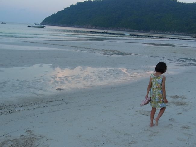 ３日目の夕暮れ。太陽はこのビーチ側から上がるので、夕焼けは楽しめません。でもきれいです。