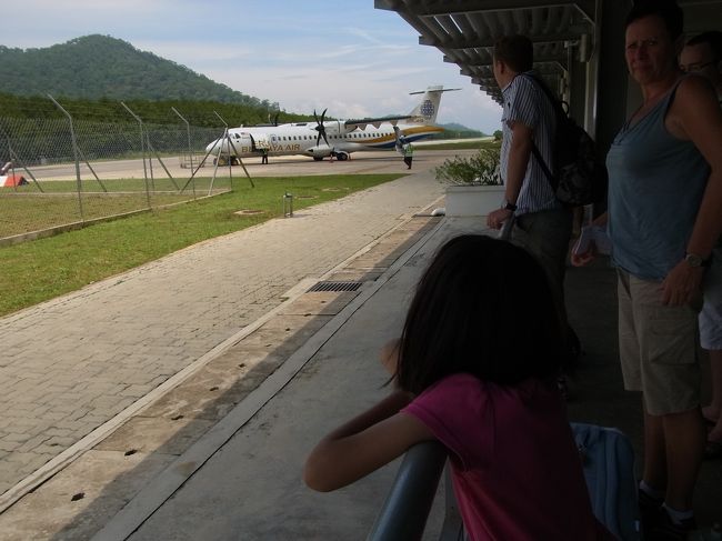 帰りの空港。乗る直前に飛行機がつき人、荷物が降りてそこに乗ります。
