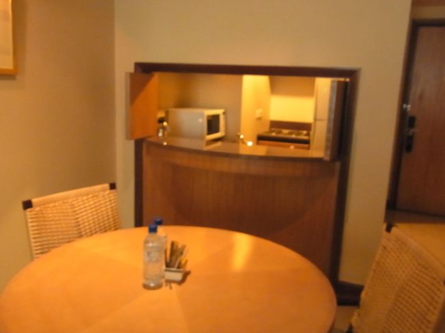 アスコットホテルはキッチンもランドリー（２２階にあります）もあるので<br />暮らすように泊まれます。<br />ただし断食の時期で、夜９時から１０時くらいまでは<br />コーランか何かを読み上げる声が延々と聞こえました（外で放送しているらしい）。これはアスコットホテルに限ったことではないんでしょうけど。