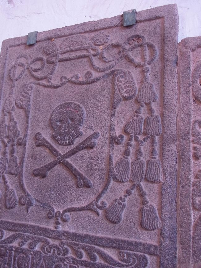 マラッカのセントポール教会。海賊の墓碑などがある。この海賊は日本の海賊だそう（ふさふさがそれを表しているそうです）