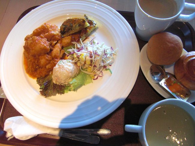 【6日目】<br />今朝の朝食は宿泊しているホテル、カフーリゾートのデリで朝食セットをいただきました。<br />こちらは洋食セットのお魚。<br />白身魚のトマトソース、スパニッシュオムレツ、コールスローサラダ、ツナポテトサラダのディッシュ。コーンポタージュ。パン。ドリンクのチョイス。のセットで1000円でした。